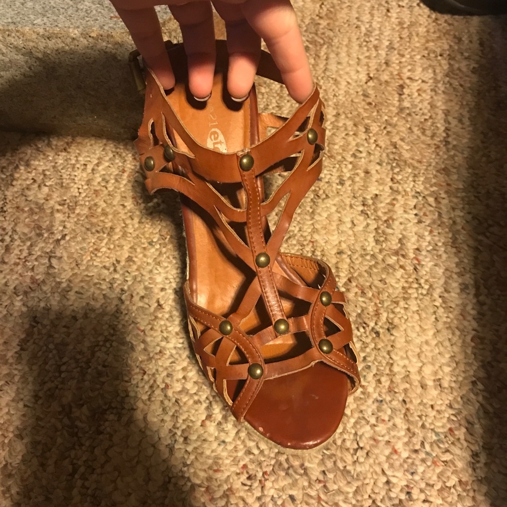 Tan wedges - Picture 2 of 3